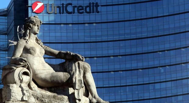 S&P taglia il rating della controllata russa di Unicredit. Ma il titolo rimbalza in Borsa