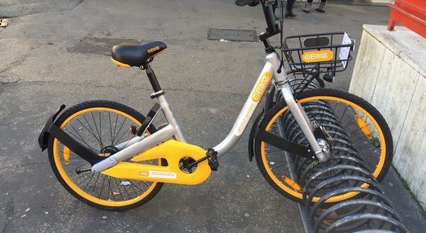 Roma, tentano di rubare bici del bike sharing ma il blocca ruote li fa cadere: arrestati