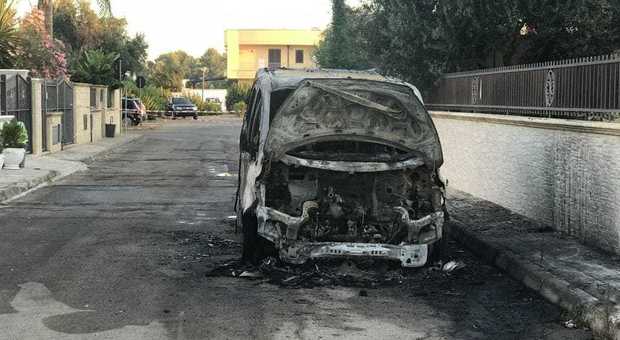Roghi in tutto il Salento, due auto sullo Jonio in fiamme e a Castiglione galline uccise dal fumo