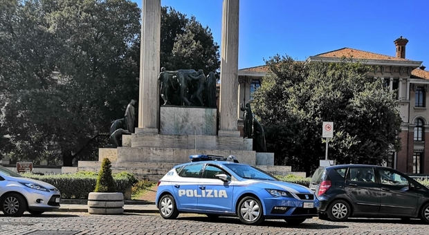 Una volante della polizia in piazza della Vittoria a Treviso pronta a eseguire controlli