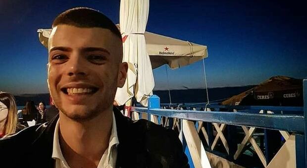 Palermo, Luca muore fra le onde a 22 anni: si era tuffato per salvare bagnanti in difficoltà