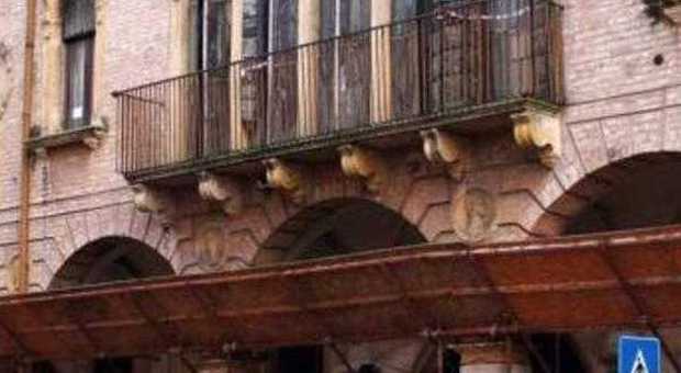 Palazzo storico cade a pezzi: il proprietario finisce nei guai