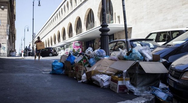 Roma, frenata del Comune sulla pulizia ai privati: «Spetta solo ad Ama»