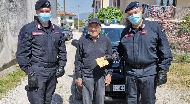 Pensionato preleva al bancomat e perde i soldi: i carabinieri li recuperano