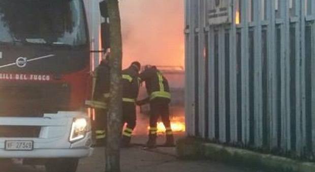 Marano, auto in fiamme nella caserma dei carabinieri: sul posto i vigili del fuoco