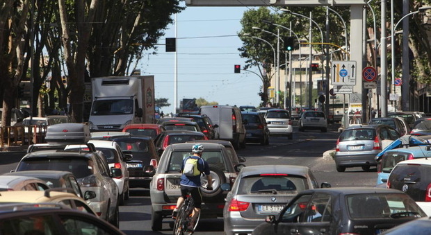Roma, bombe d'acqua e rami caduti: traffico in tilt da Gra a Nomentana