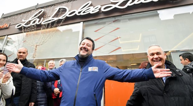 Salvini invita i sostenitori al bar, ma il gestore chiude: «Niente campagna elettorale qui»
