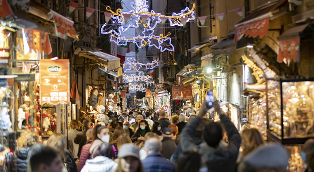 Covid a Napoli, feste di Natale con restrizioni mirate: quasi tutti d'accordo, basta rischi