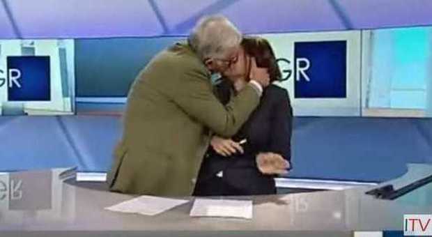 Gene Gnocchi, intervista e show al Tg Puglia: «Sei meravigliosa», e bacia la conduttrice | Foto