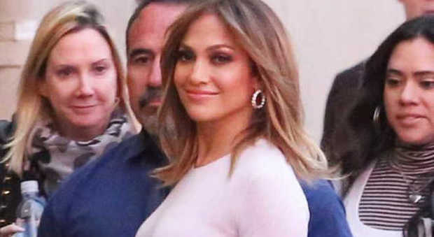 Jennifer Lopez al top a 46 anni: passeggiata con "curve pericolose"