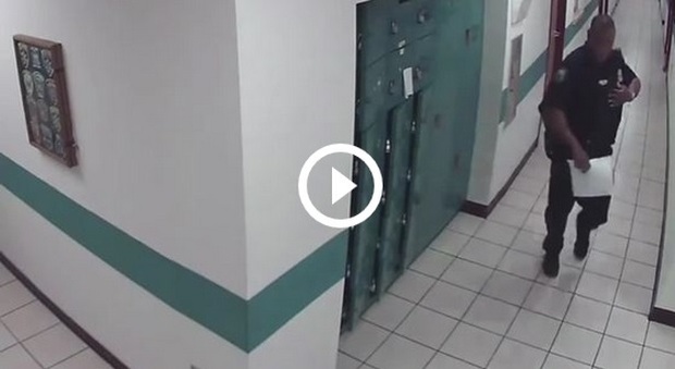 Nel corridoio c'è qualcosa di terrificante: il poliziotto fugge a gambe levate