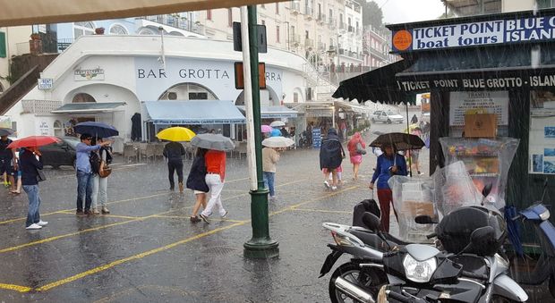Diluvio a Capri: strade allagate, crolli e fuggi-fuggi dei turisti