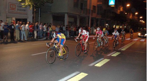 Una gara ciclistica in notturna sulle strade della Marca