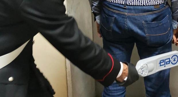 Napoli, ragazzini al vaglio dei metal detector: a 13 anni coltelli a serramanico negli slip