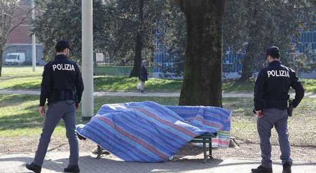 Giallo al parco di Baggio: cadavere su una panchina, è di un clochard