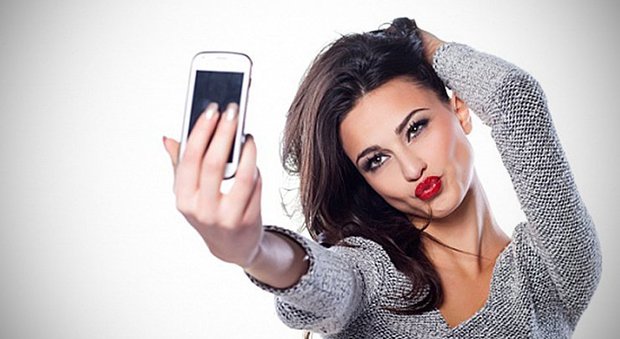 Selfie più pericolosi di una lampada: ecco gli effetti sulla pelle nel tempo...
