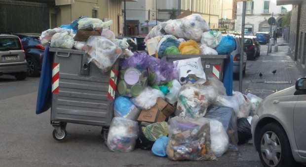 Via Carducci, cumuli di rifiuti non raccolti da giorni straripano dai cassonetti: un'indecenza
