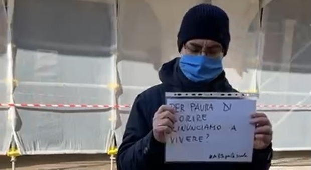 Un manifestante a Pordenone