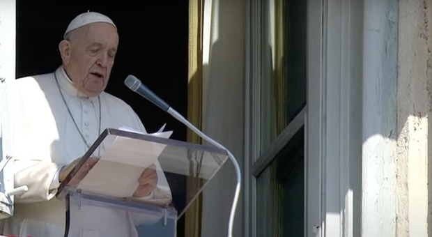 Papa Francesco annuncia la Pasqua e mette in guardia dalla guerra atomica: «Basta mostrare i muscoli mentre la gente soffre»