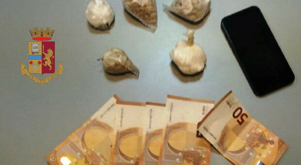 Spaccio di droga a Napoli, arrestato pusher con eroina e cocaina