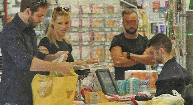 Michelle Hunziker e Tomaso Trussardi, spesa al supermercato e "fuga" sulla Porsche