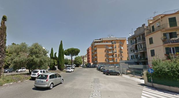 Roma, uomo entra nell'auto ferma nel traffico, rapina 23enne e poi la scaraventa giù passandole sopra