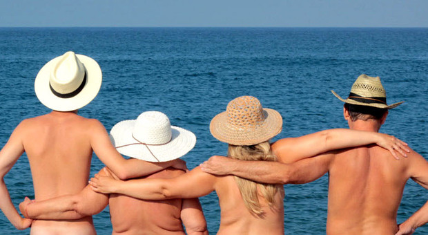 Mettersi a nudo in vacanza: arriva l’Airbnb per naturisti