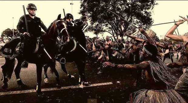 Una fase del confronto fra polizia e tribù indigene (foto Facebook Anonymous Rio)
