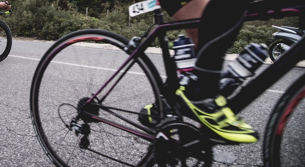 Si allena in bici in A14: fermato e multato un triatleta russo che si allenava per l'Ironman di Cervia