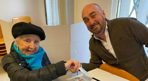 Nonna Anita, 101 anni, al circolo Pd per le Primarie: è la più anziana votante del Veneto