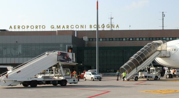Bologna, aeroporto chiuso per ore e voli dirottati: trovata una pistola in una valigia. «Ma era un errore»