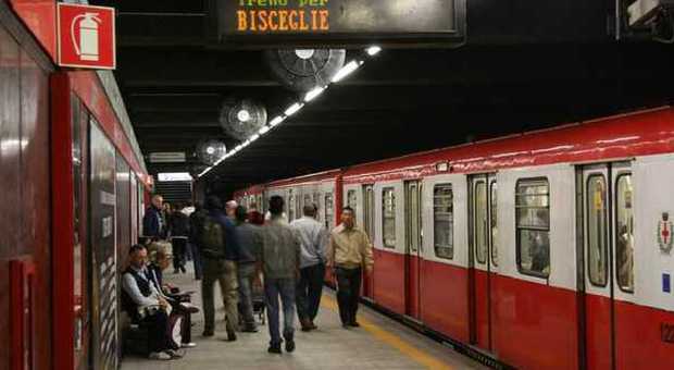 Attende l'arrivo della metropolitana a Loreto e si getta sui binari: 25enne in fin di vita