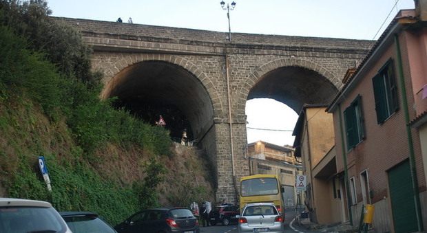 Roma, anziano si lancia da un ponte su via Appia e muore sul colpo