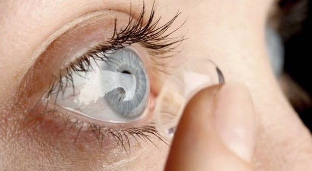 Usa le lenti a contatto in piscina, 39enne perde la vista da un occhio