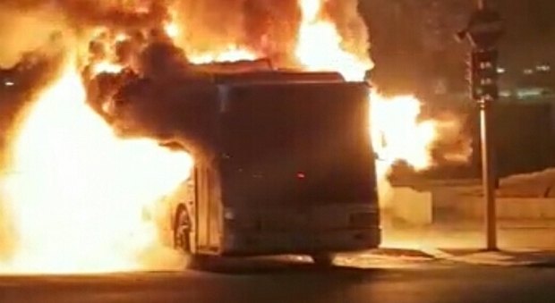 Ancora bus a fuoco: due vetture in fiamme nella notte