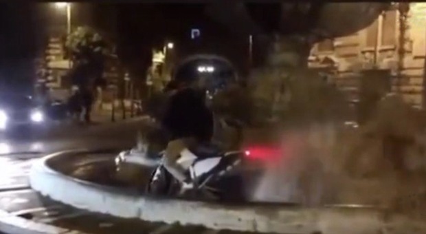Roma, in scooter nella fontana al Coppedè: il video fa il giro del web. Virginia Raggi: «Vergogna, città offesa»