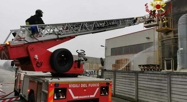 Incendio nel silos di un mobilificio, i pompieri evitano danni gravi