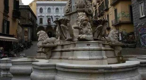 Napoli. Fontana Monteoliveto, polemiche dopo la ripulitura: «Hanno fatto danni» | Foto