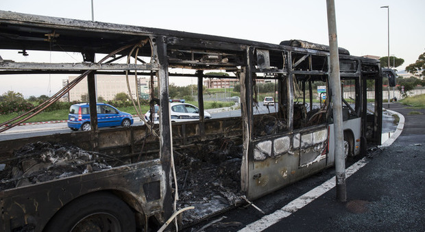 Autobus prende fuoco in strada a Roma: panico fra i passeggeri