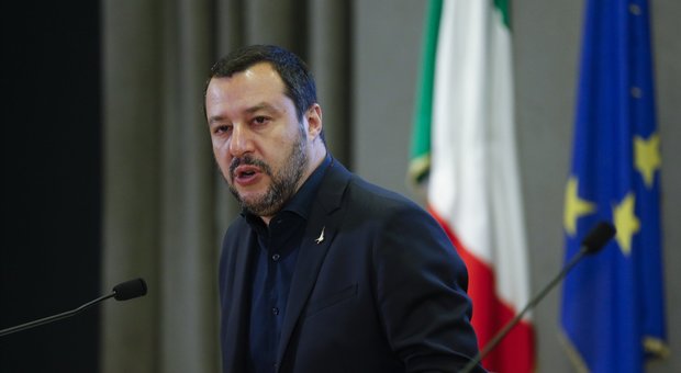 Annuncio choc sul treno, Salvini: «Capotreno Trenord non va licenziata»