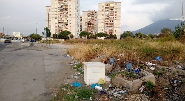 Napoli, dopo le Universiadi l'abbandono: rogo di rifiuti nell'area del Palavesuvio