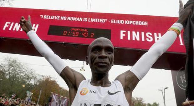 Il primo uomo al mondo a correre una maratona in meno di 2 ore