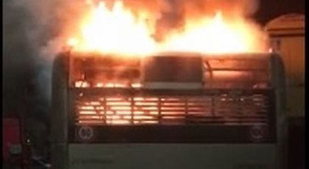 Un altro bus in fiamme, paura all'alba: uomo in ospedale, chiusa Galleria Giovanni XXIII. Atac: «Mezzo in servizio da 16 anni»