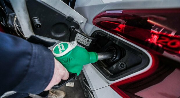 Benzina e diesel, perché continua la salita dei prezzi mentre le quotazioni internazionali sono in calo. Inflazione giù a giugno: +6,4%