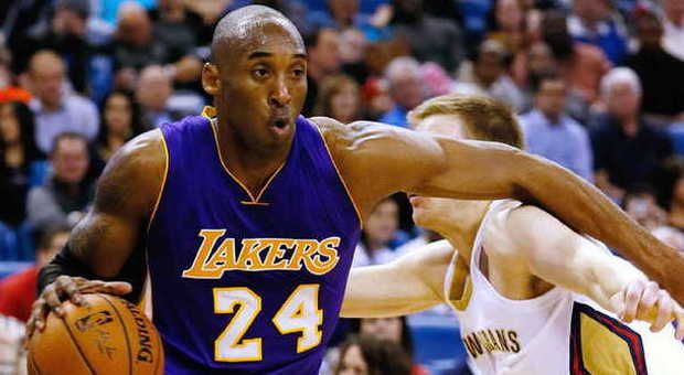 Nba, Kobe Bryant si fa male alla spalla: operazione in vista e stagione finita