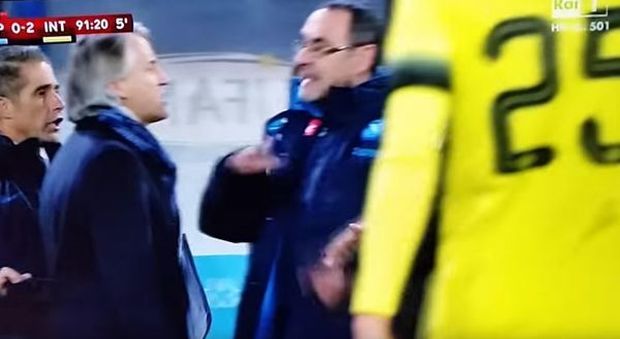 Roberto Mancini e Maurizio Sarri discutono durante la partita di Coppa Italia tra il Napoli e l'Inter