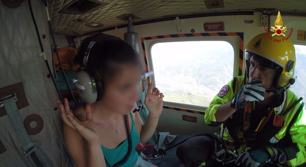 Giovane escursionista perde la via sul monte Terminillo: salvata da un elicottero dei vigili del fuoco Le foto del salvataggio