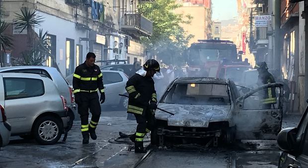 Napoli, automobile esplode: paura e fiamme in centro