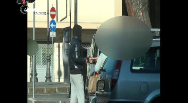 Scacco al racket dei parcheggiatori: blitz a Salerno, arrestati 32 abusivi