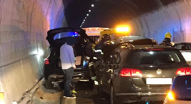 Porto San Giorgio, schianto tra quattro auto nell'A14 "dimezzata": 6 persone all'ospedale e lunghe code
